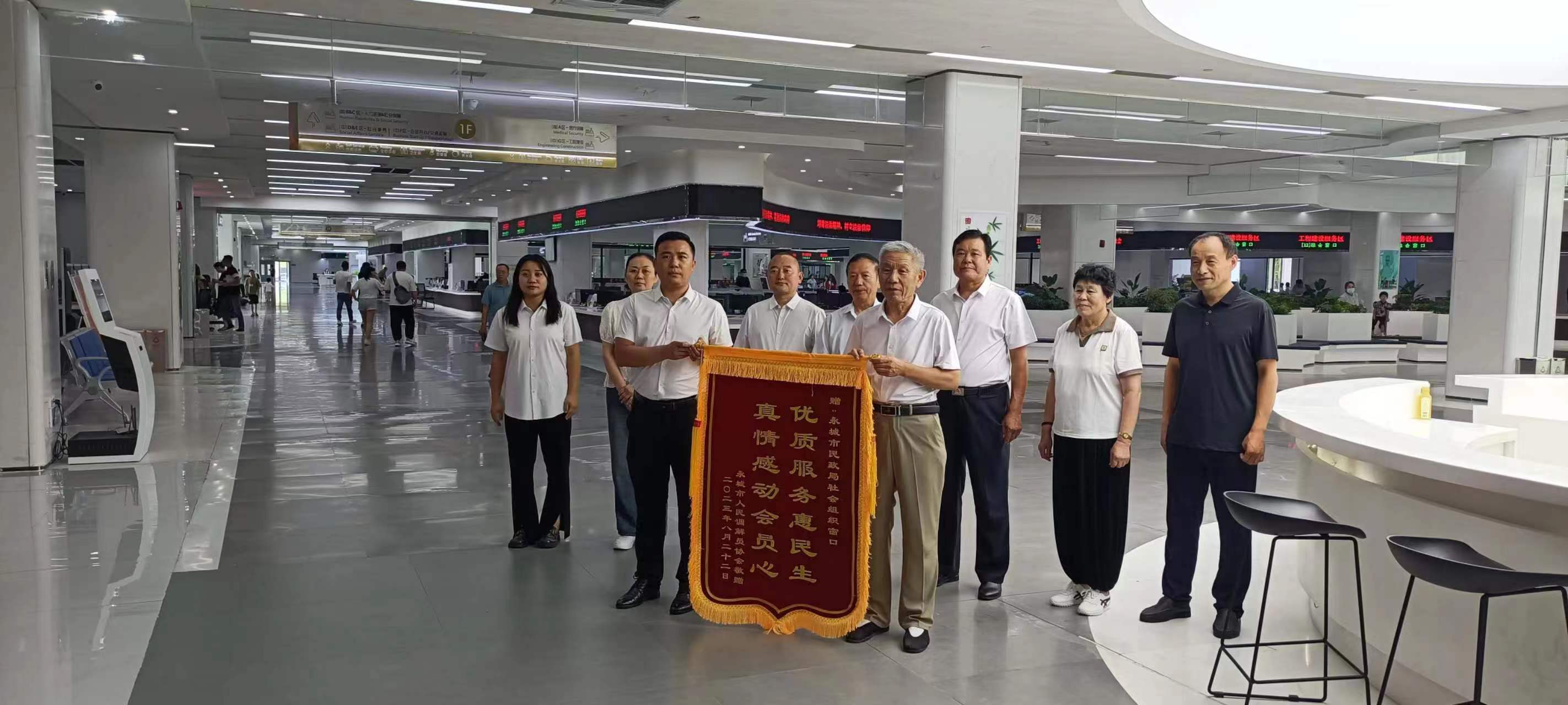 “不要人夸颜色好  只留清香满乾坤”  ——永城市人民调解员协会给市民政局社会组织登记窗口赠旗侧记