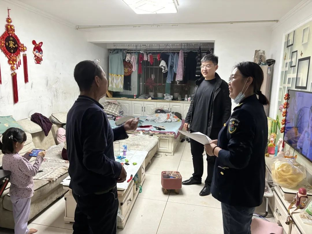 青岛西海岸新区辛安街道开拓路社区开展“串家门，访民情，解民忧”走访入户活动