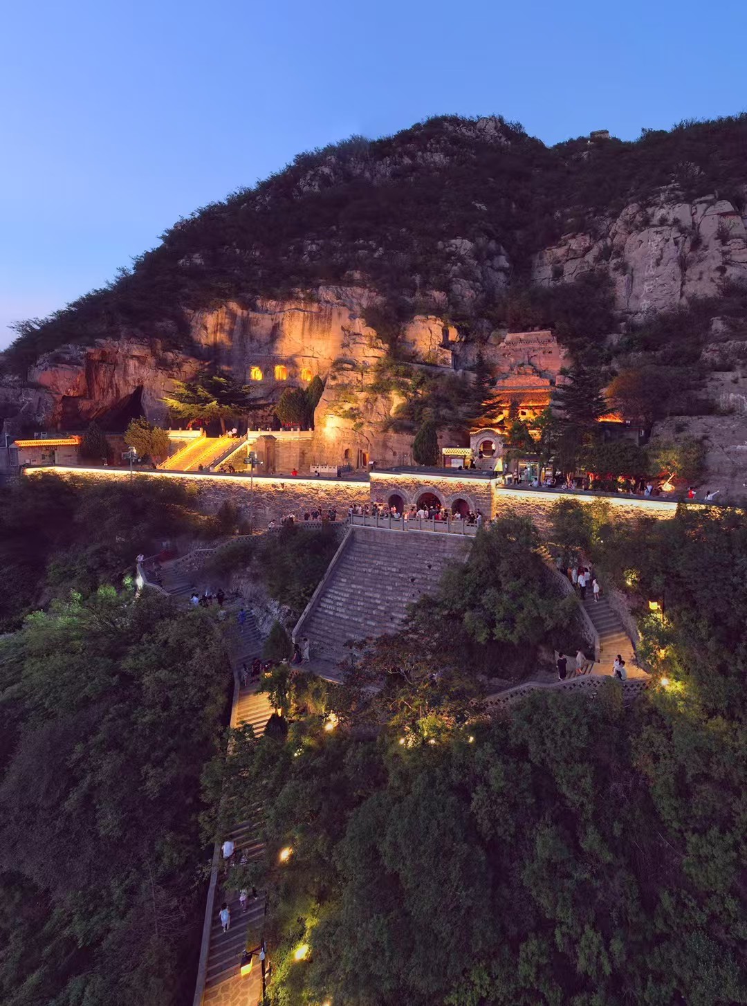夜游响堂山，邂逅一场穿越千年的浪漫