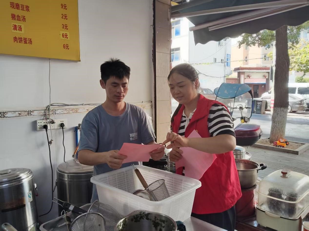 江西宜春市奉新罗山社区组织网格员“零距离”开展禁毒宣传