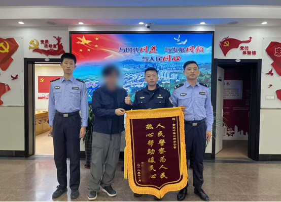 他说的“守护者”和“贴心人”是谁？
