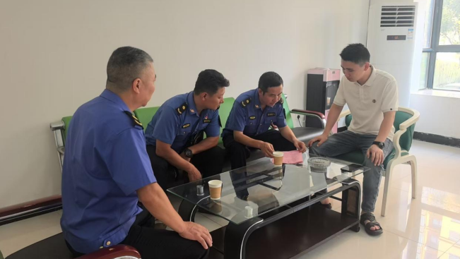 江西永新城管深入城区住宅小区开展建筑垃圾规范管理宣传活动