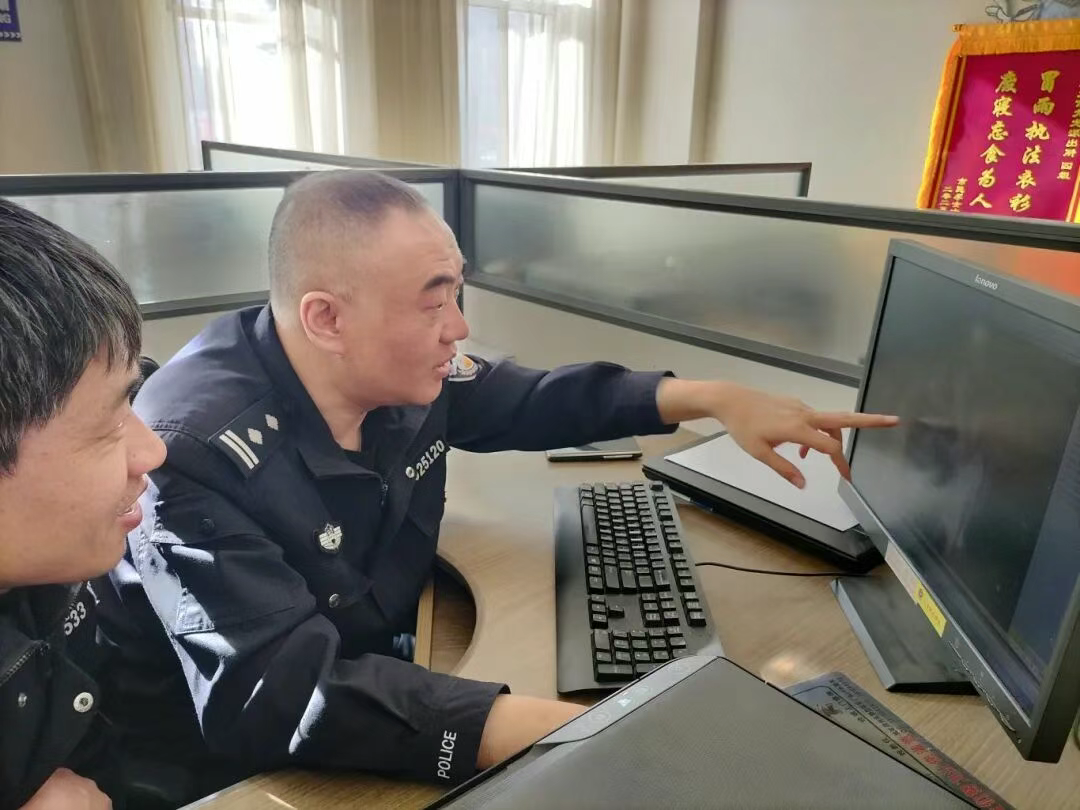 “三重角色”织密平安网，村里来了一位“穿警服”的副书记