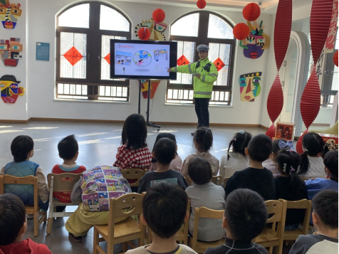 从小学交规 安全伴“童”行 崂山公安为幼儿播撒文明交通种子
