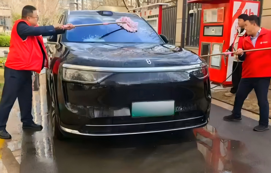 不是“走过场”，是真“宠粉”！ 公园华府便民服务现场，业主：这样的物业请来一打