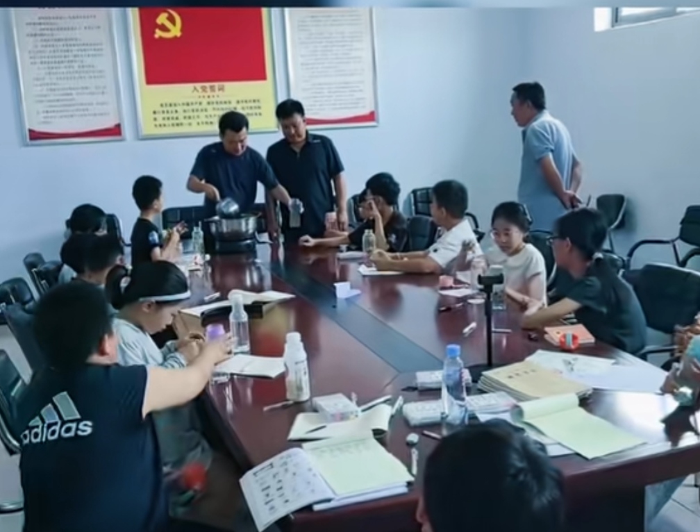 村里开了个免费补习班，家长笑了，孩子乐了！