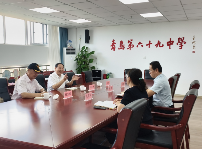 国防宣讲润童心 公益助学暖校园——小草基金专家赴青岛第六十九中学开展国防教育暨爱心捐赠活动